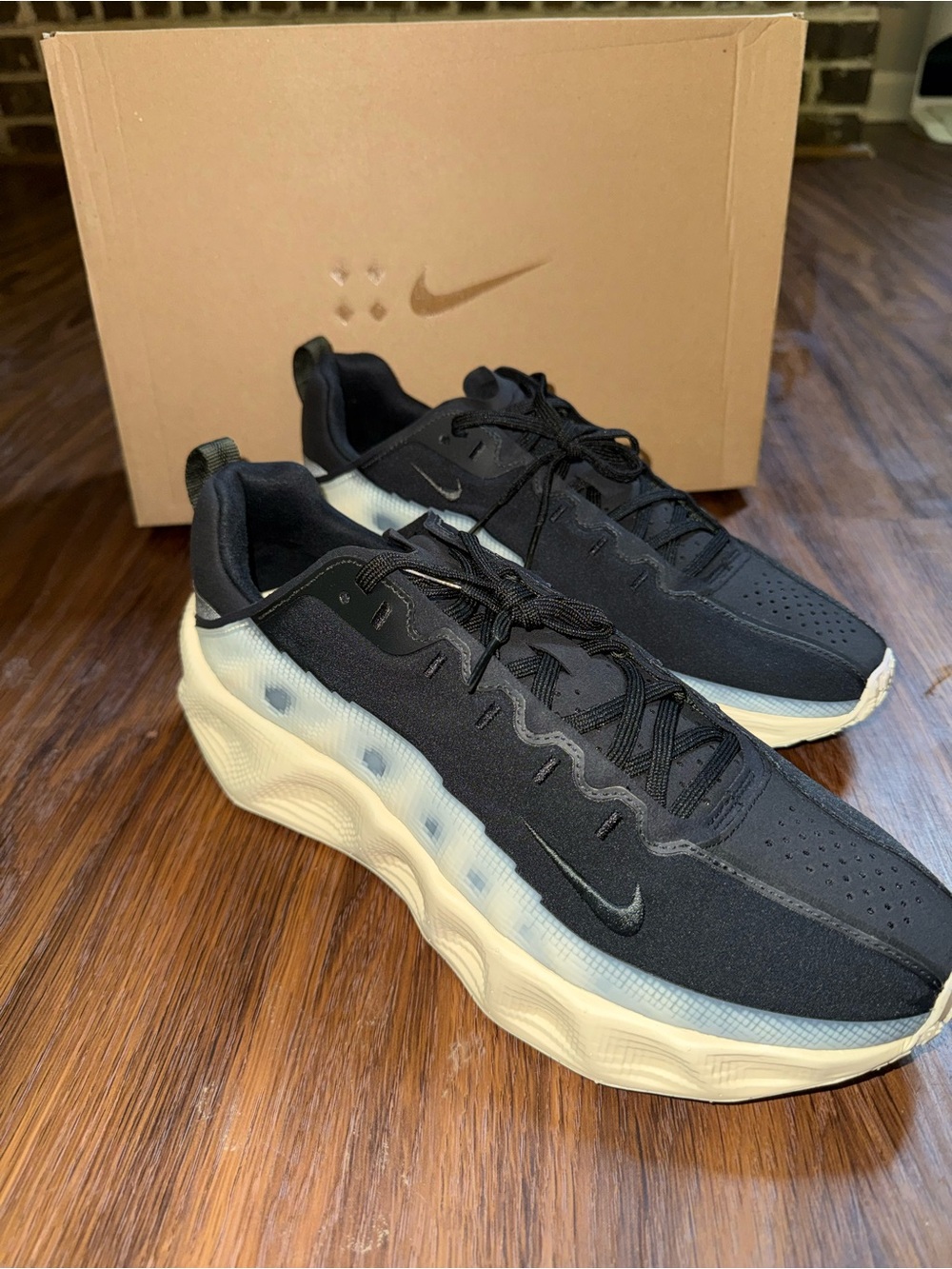 Nike Men’s Black and Cream Ava Rover